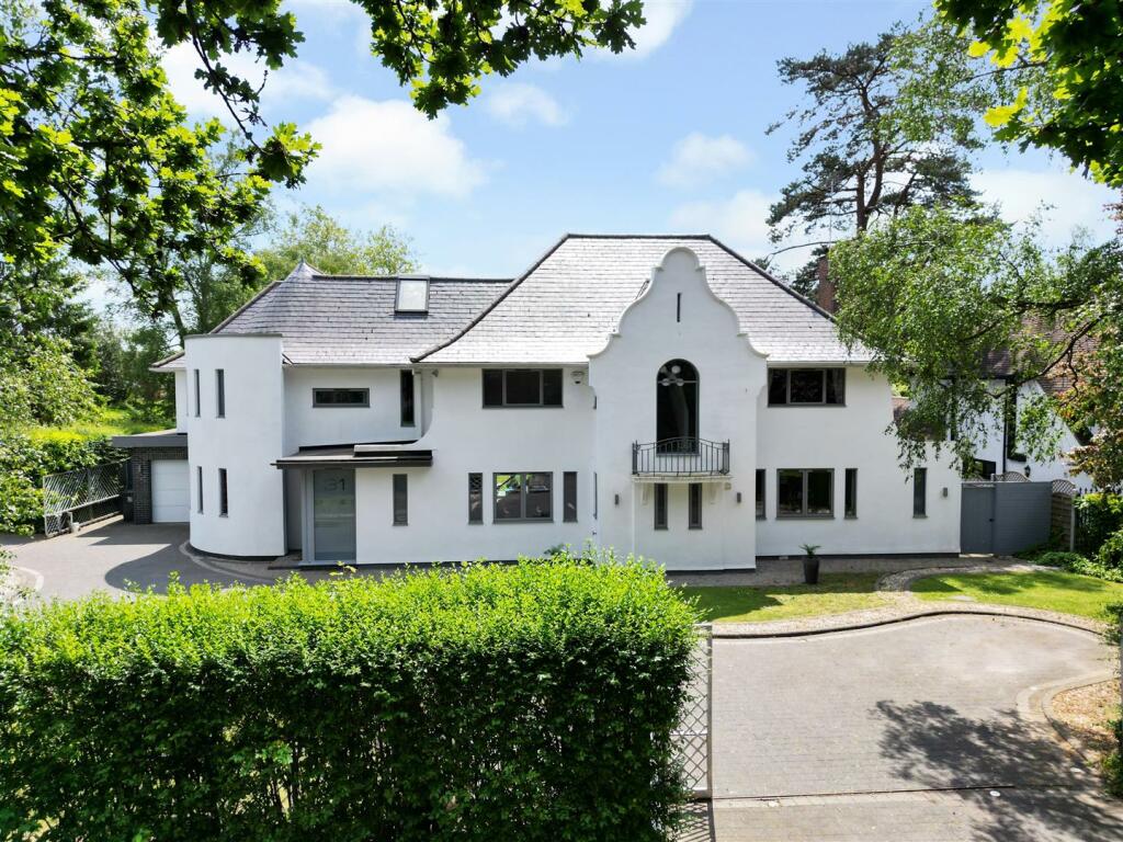 4 bedroom detached house for sale in Ridgeway, Hutton Mount, Brentwood