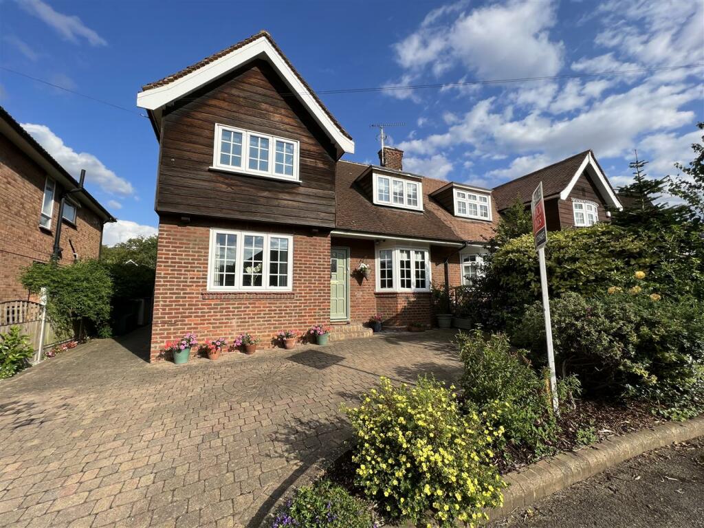 3 bedroom semidetached house for sale in Gordon Road, Shenfield