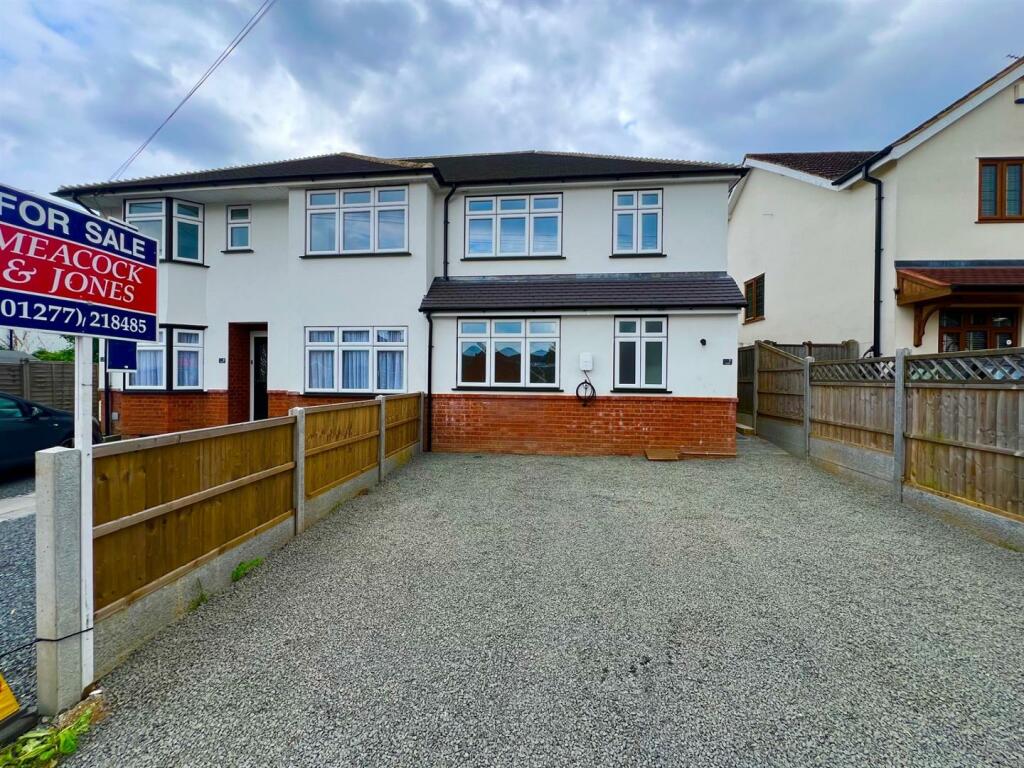 3 bedroom semidetached house for sale in York Road, Shenfield
