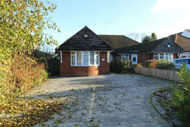 3 bedroom bungalow for sale in Chelmsford Road, Shenfield, Brentwood, CM15