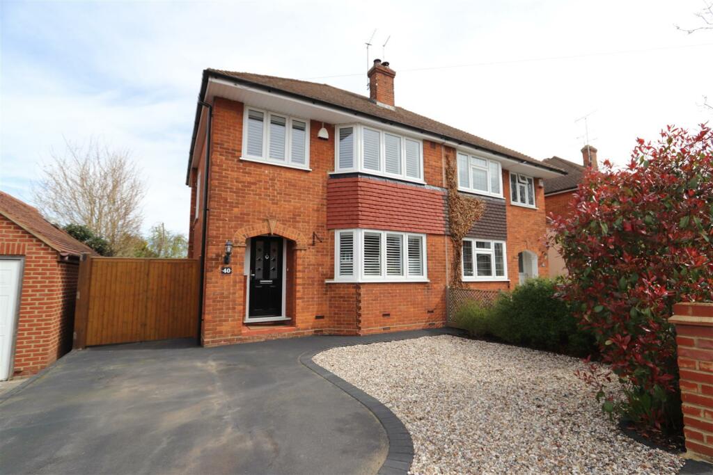3 bedroom semidetached house for sale in Rochford Avenue, Shenfield