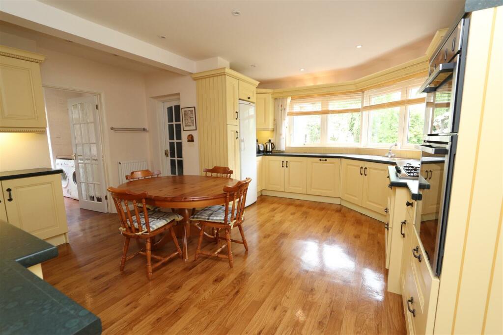 Additional property image - Roundwood Grove, Hutton Mount, Brentwood