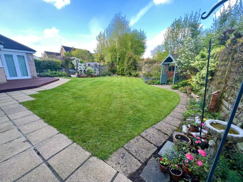 Additional property image - Roundwood Grove, Hutton Mount, Brentwood