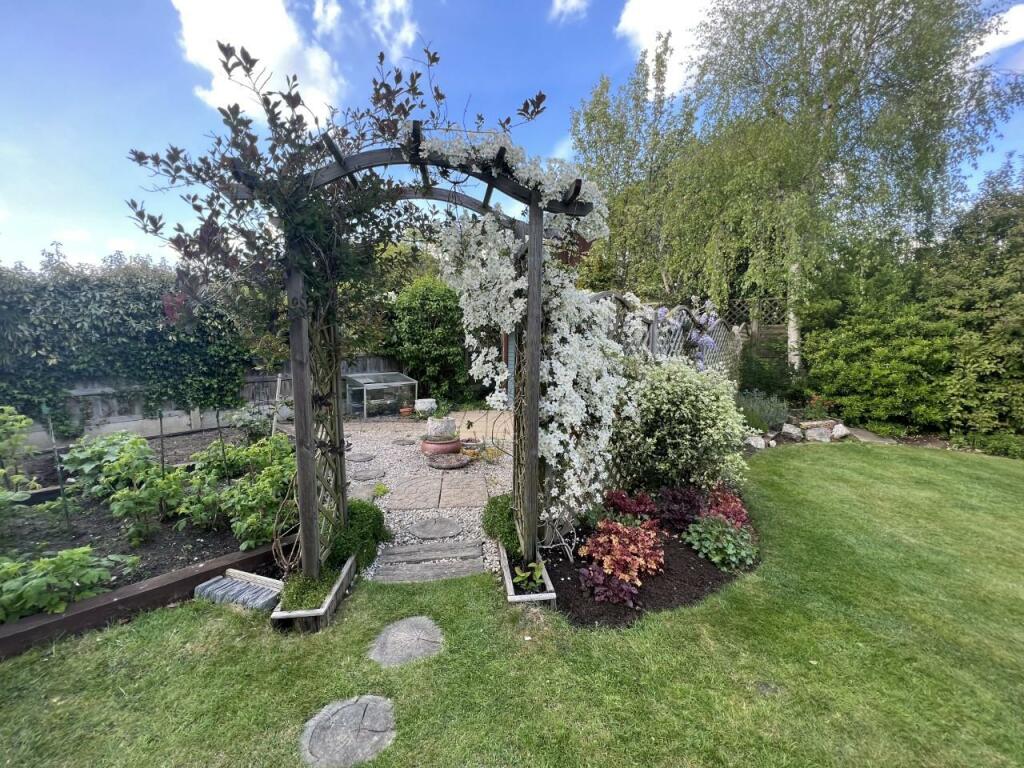 Additional property image - Roundwood Grove, Hutton Mount, Brentwood