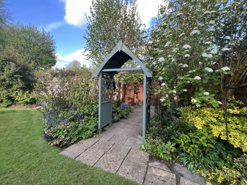 Additional property image - Roundwood Grove, Hutton Mount, Brentwood