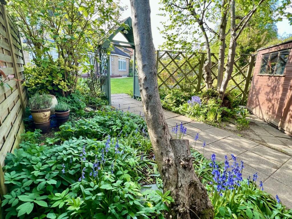 Additional property image - Roundwood Grove, Hutton Mount, Brentwood