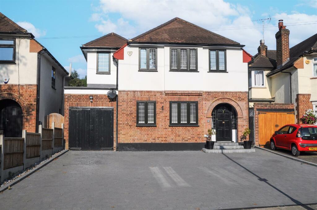 4 bedroom detached house for sale in Friars Avenue, Shenfield