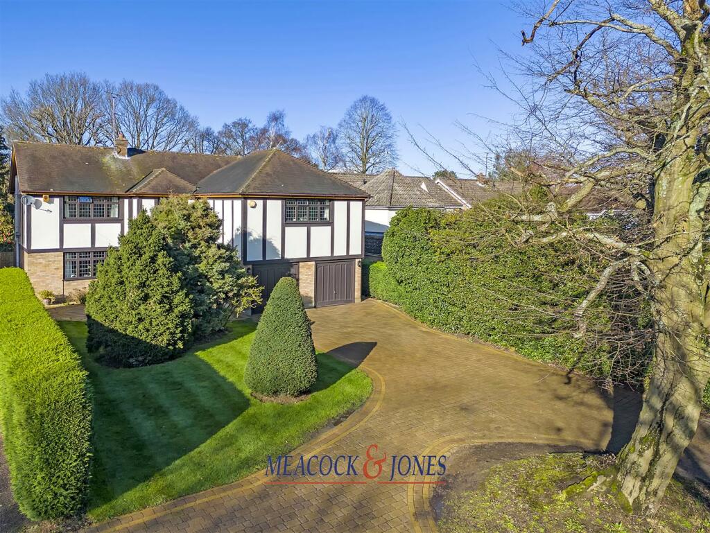 5 bedroom detached house for sale in Priests Lane, Old Shenfield, Brentwood, CM15