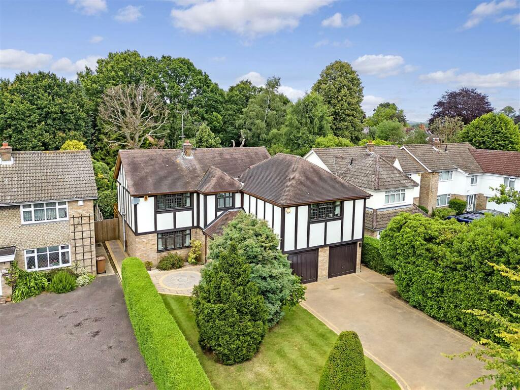 5 bedroom detached house for sale in Priests Lane, Old Shenfield