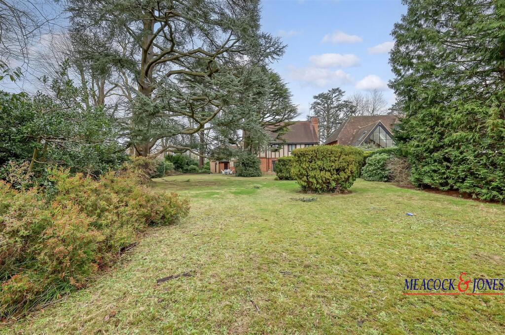 Additional property image - Roundwood Avenue, Hutton Mount, Brentwood