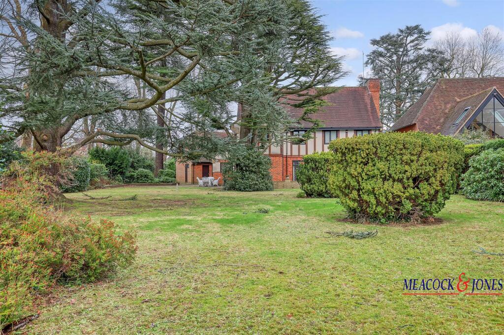 Additional property image - Roundwood Avenue, Hutton Mount, Brentwood