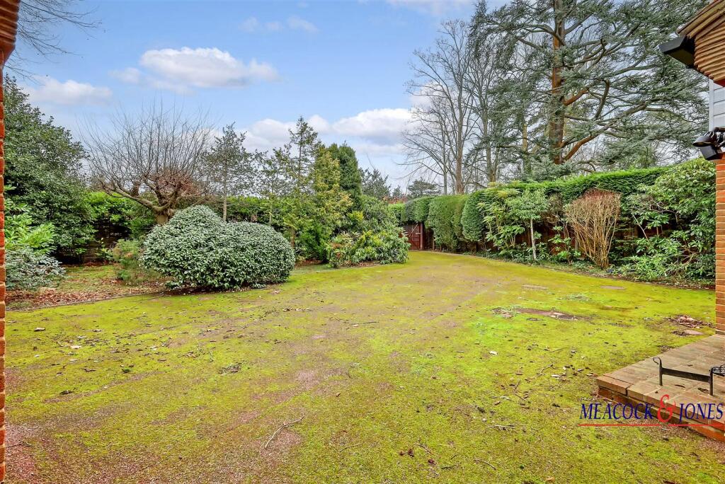 Additional property image - Roundwood Avenue, Hutton Mount, Brentwood