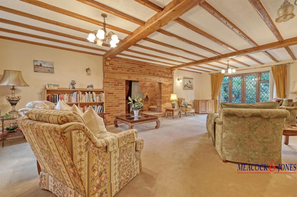 Additional property image - Roundwood Avenue, Hutton Mount, Brentwood