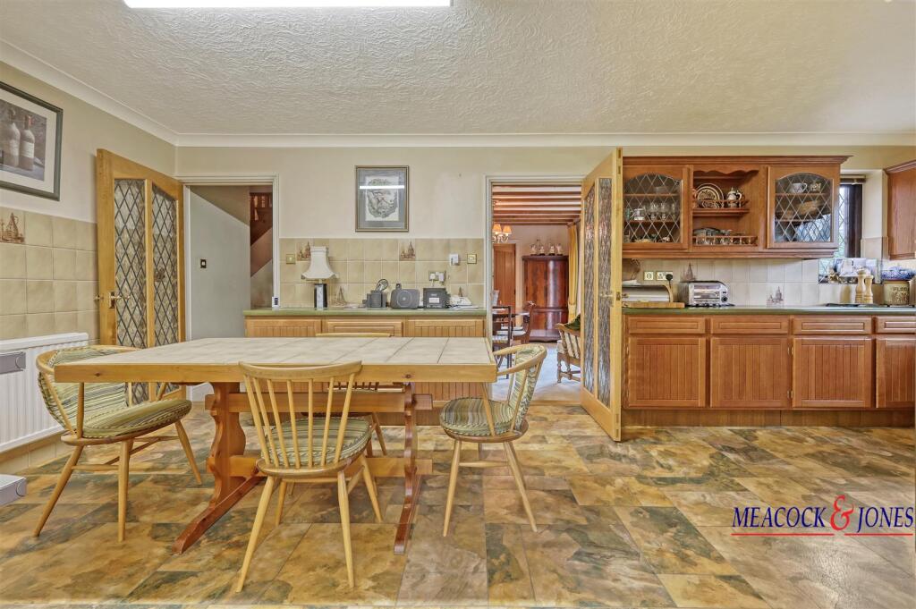 Additional property image - Roundwood Avenue, Hutton Mount, Brentwood