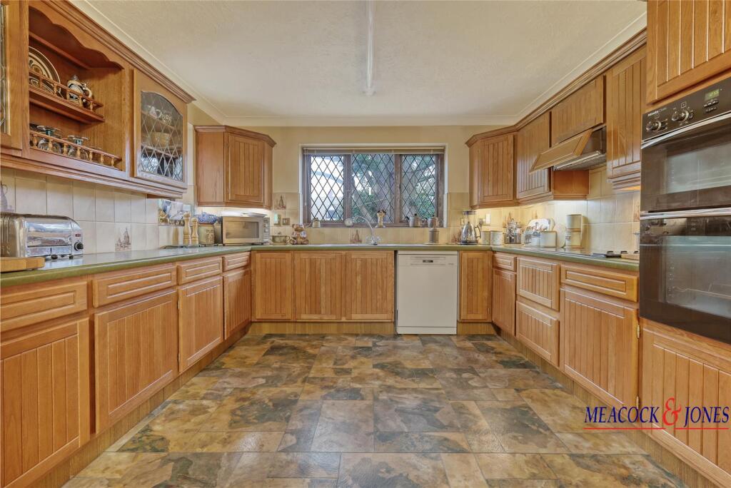 Additional property image - Roundwood Avenue, Hutton Mount, Brentwood