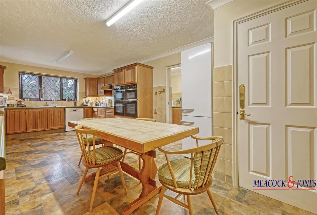 Additional property image - Roundwood Avenue, Hutton Mount, Brentwood