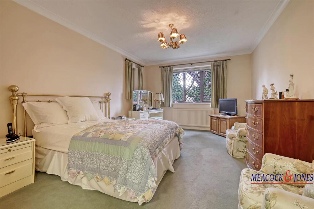 Additional property image - Roundwood Avenue, Hutton Mount, Brentwood
