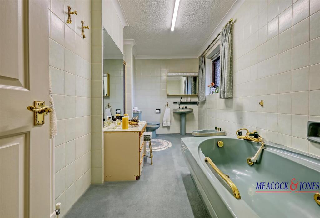 Additional property image - Roundwood Avenue, Hutton Mount, Brentwood
