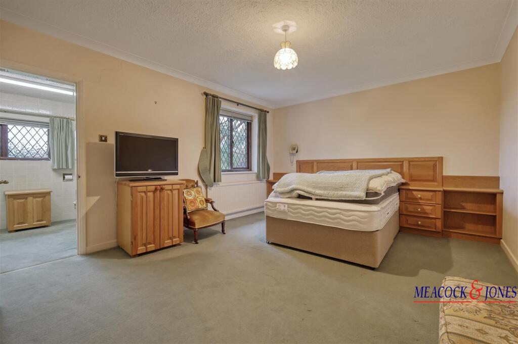 Additional property image - Roundwood Avenue, Hutton Mount, Brentwood