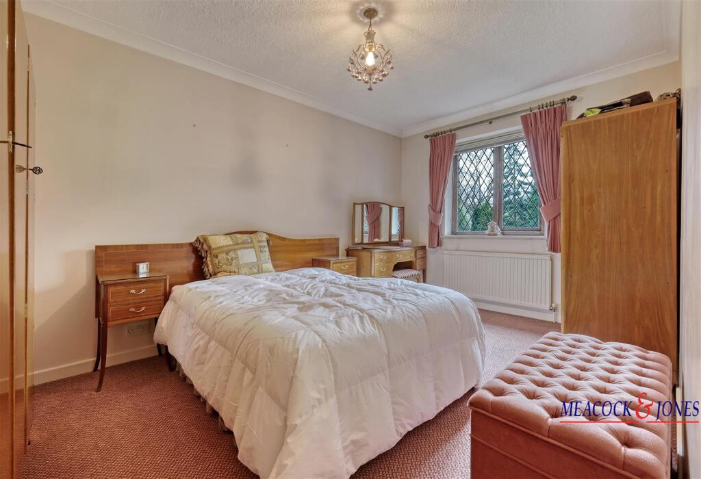 Additional property image - Roundwood Avenue, Hutton Mount, Brentwood