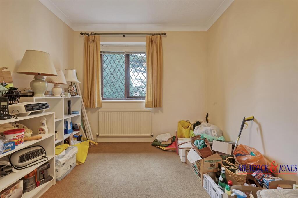 Additional property image - Roundwood Avenue, Hutton Mount, Brentwood
