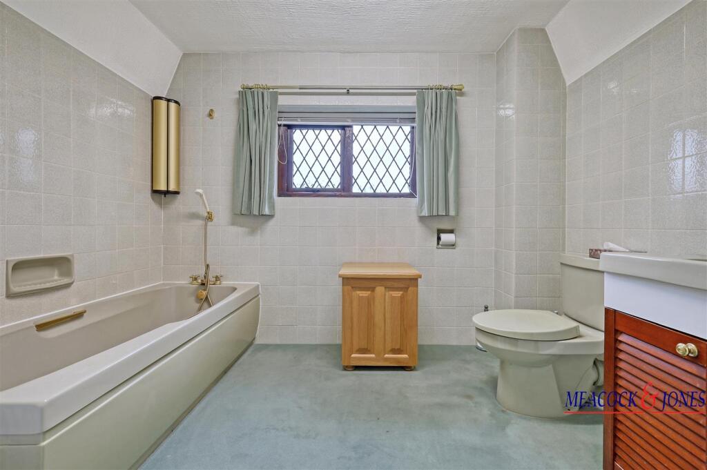 Additional property image - Roundwood Avenue, Hutton Mount, Brentwood