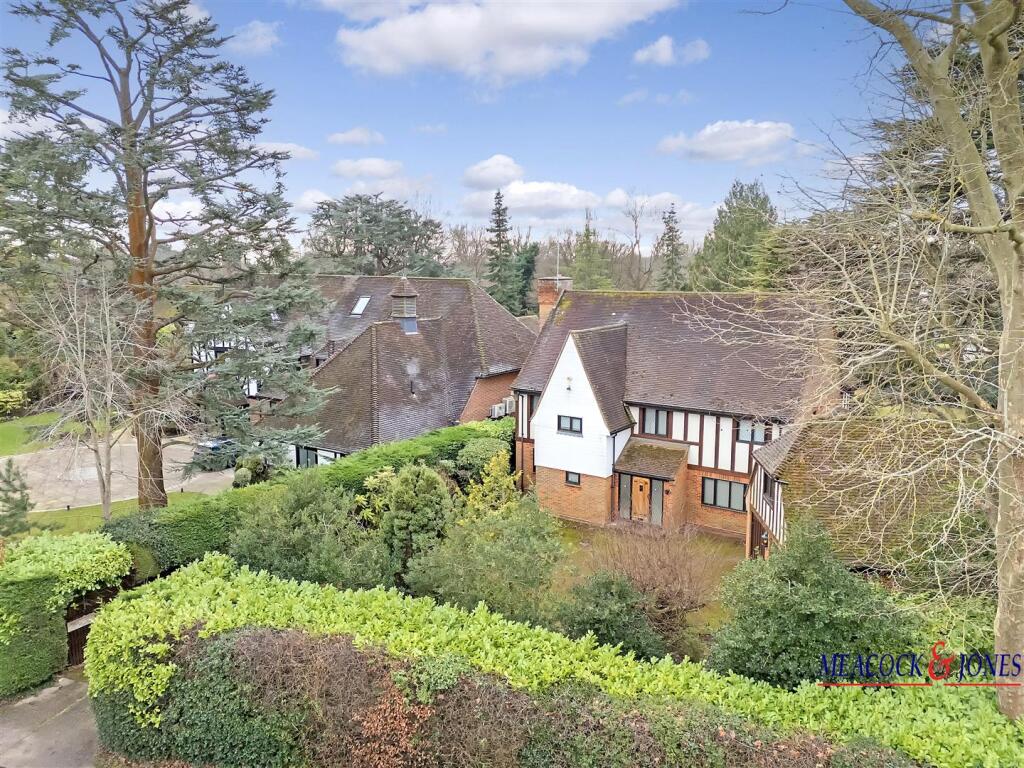 Additional property image - Roundwood Avenue, Hutton Mount, Brentwood