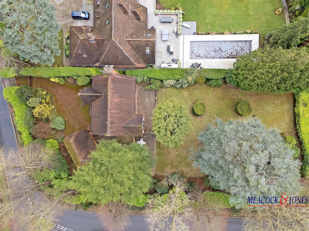 Additional property image - Roundwood Avenue, Hutton Mount, Brentwood