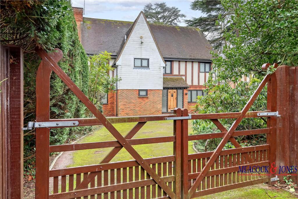 Additional property image - Roundwood Avenue, Hutton Mount, Brentwood