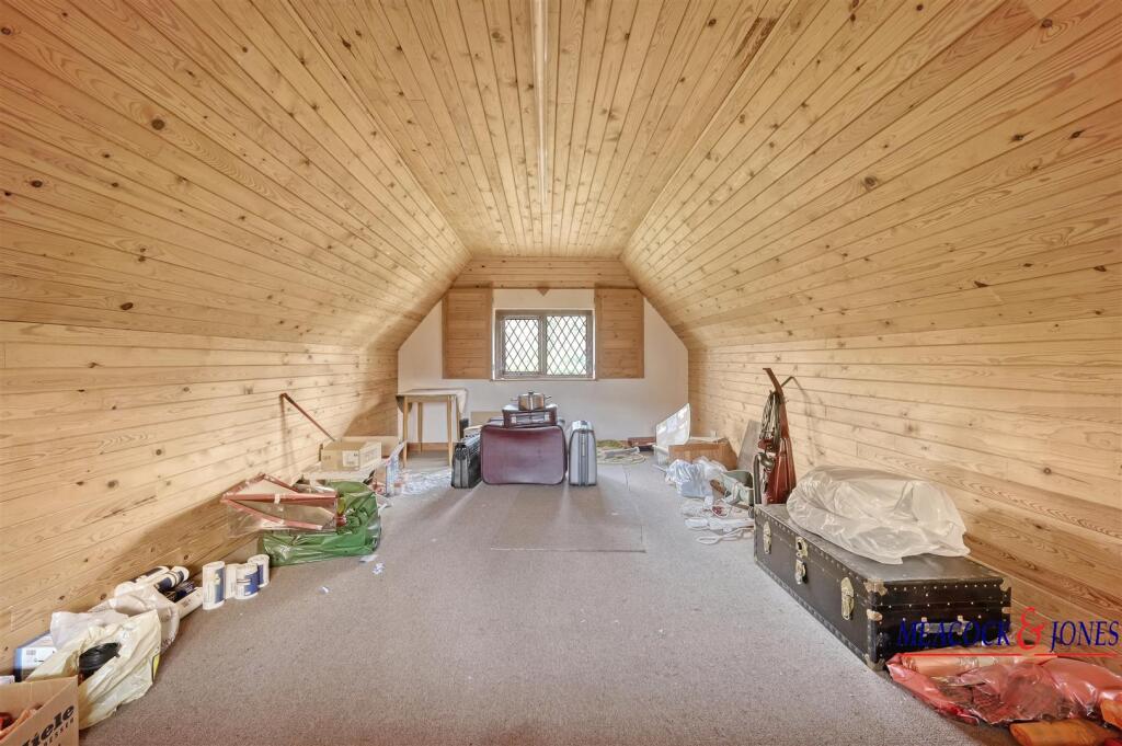 Additional property image - Roundwood Avenue, Hutton Mount, Brentwood