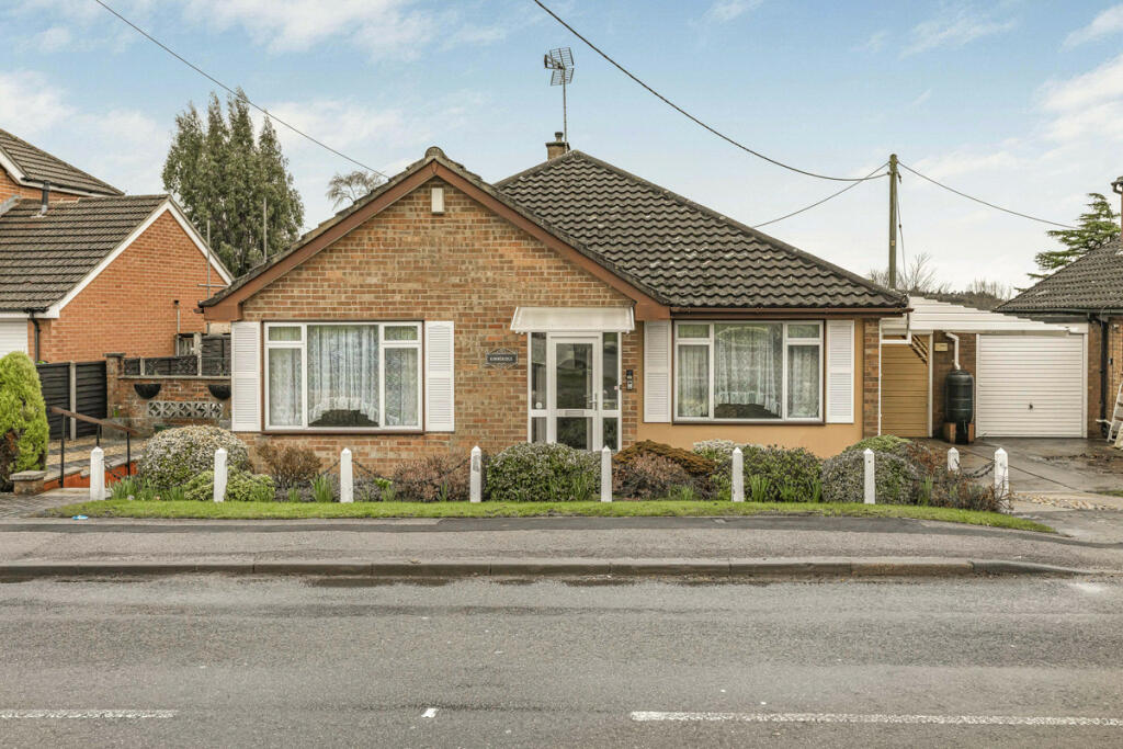 3 bedroom detached bungalow for sale in 15 Oxford Road, Horspath, OX33