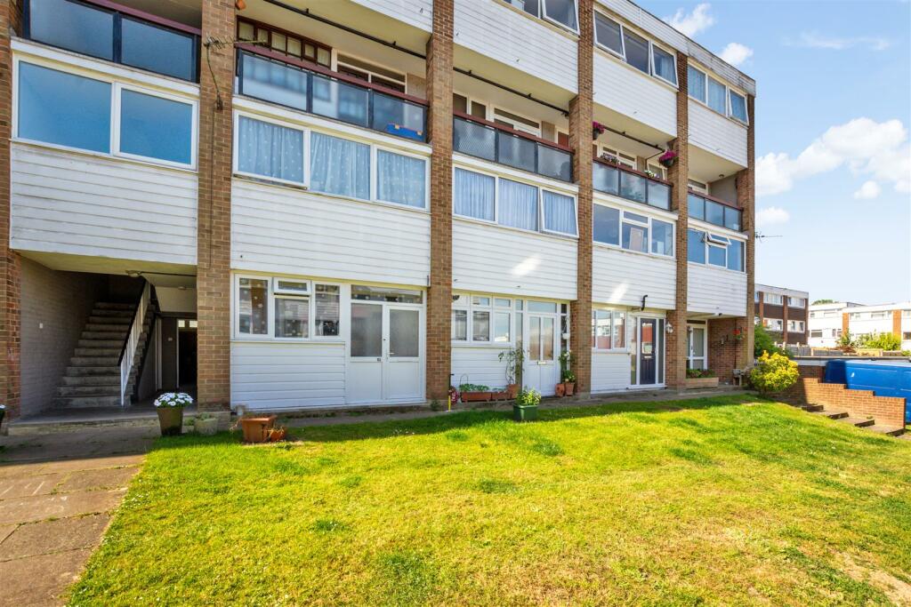 2 bedroom flat for sale in Edgewood Drive, Orpington, BR6