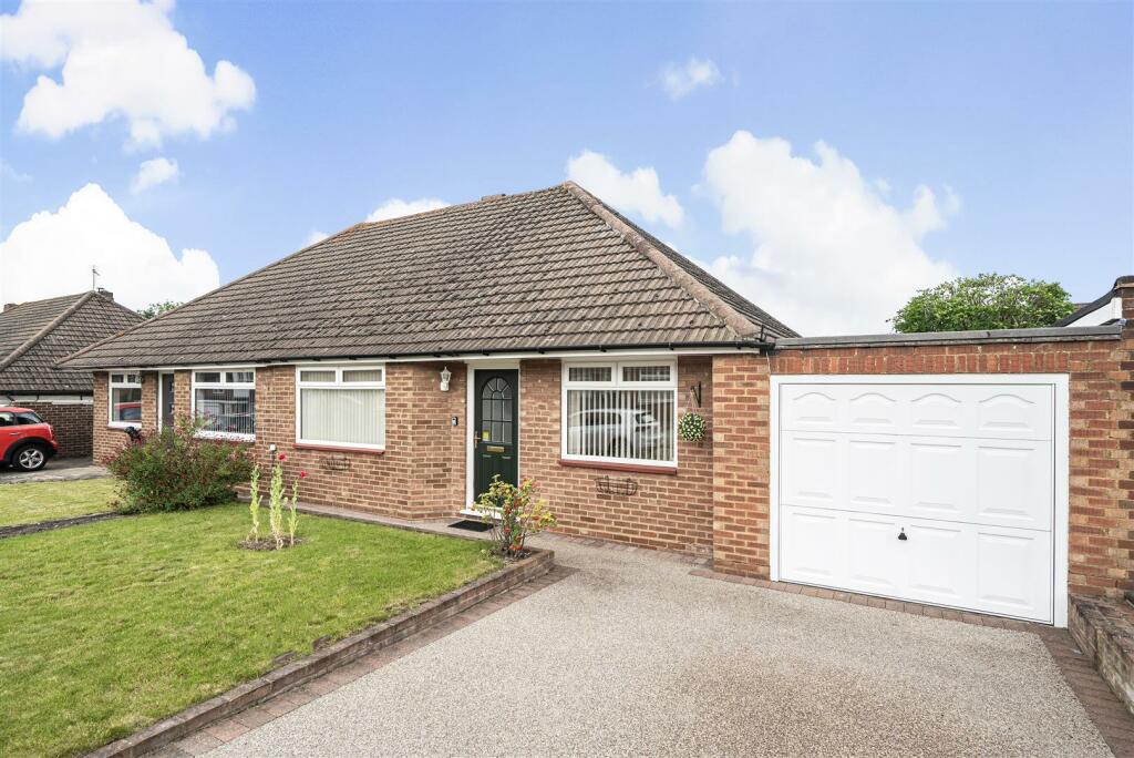2 bedroom semidetached bungalow for sale in Greenfield Gardens, Petts
