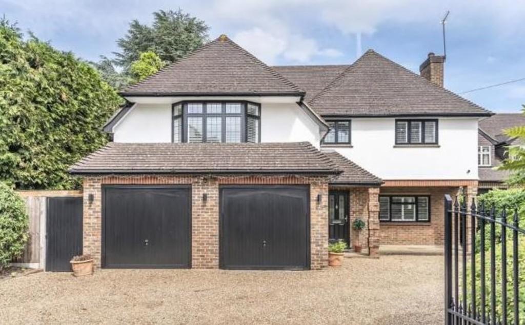 4 bedroom detached house for sale in Chislehurst Road, Petts Wood, Kent