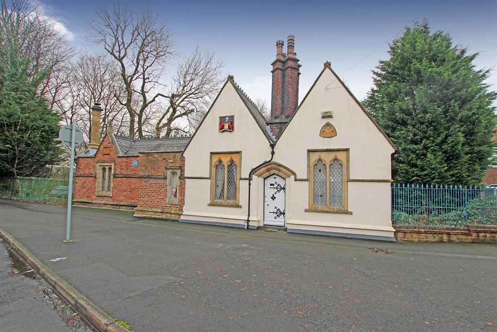 3 bedroom detached house for sale in Radcliffe Road, Bolton, BL2 1NU, BL2