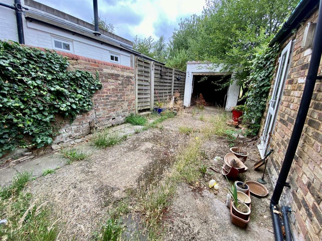 3 bedroom terraced house for sale in Queens Road, Berkhamsted, HP4