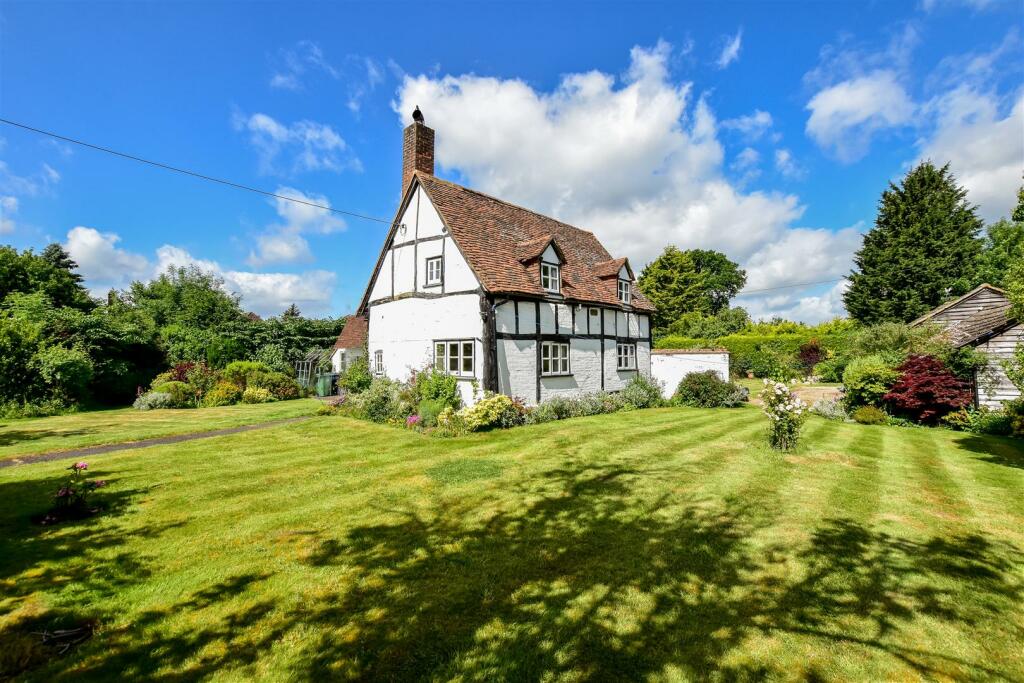 3 bedroom detached house for sale in Cogdells Lane, Chartridge, Chesham