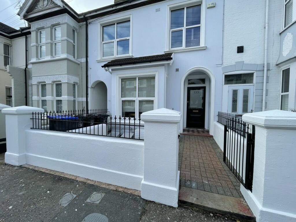 2 bedroom flat for rent in Tarring Road, Worthing, BN11