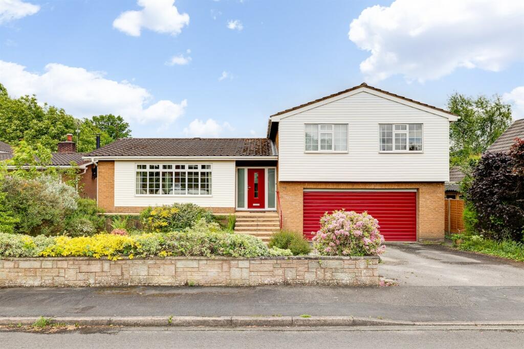 4 bedroom detached house for sale in Forest Close, Cuddington