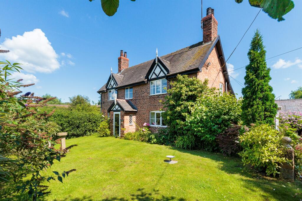 Main image of property: Lovely detached house in Beeston in 1.71 acre, just five minutes drive from Tarporley