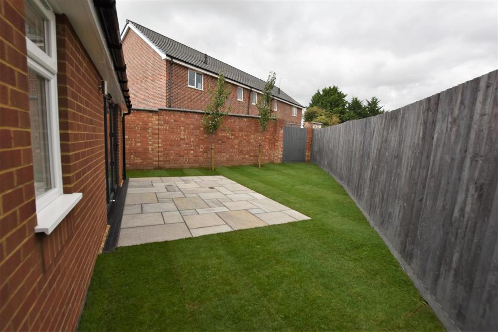 2 bedroom bungalow for sale in Yelvertoft Road, Northampton, NN2