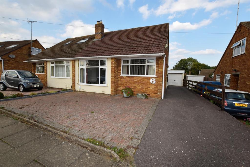 2 bedroom bungalow for sale in Druids Way, Parklands, Northampton, NN3
