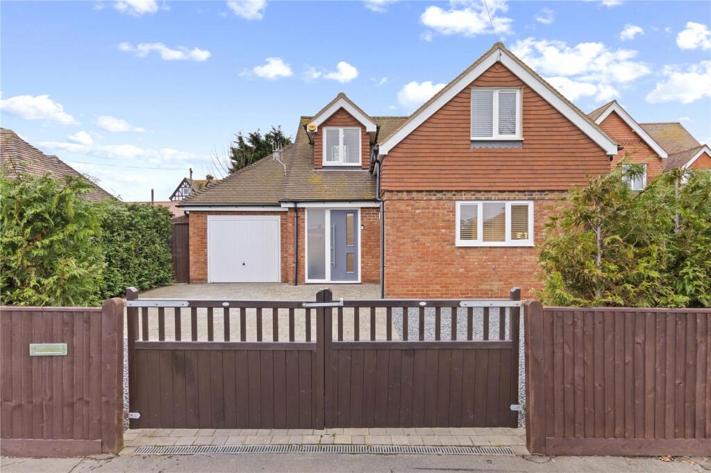 2 bedroom detached house for sale in Manor Road, Selsey, Chichester ...