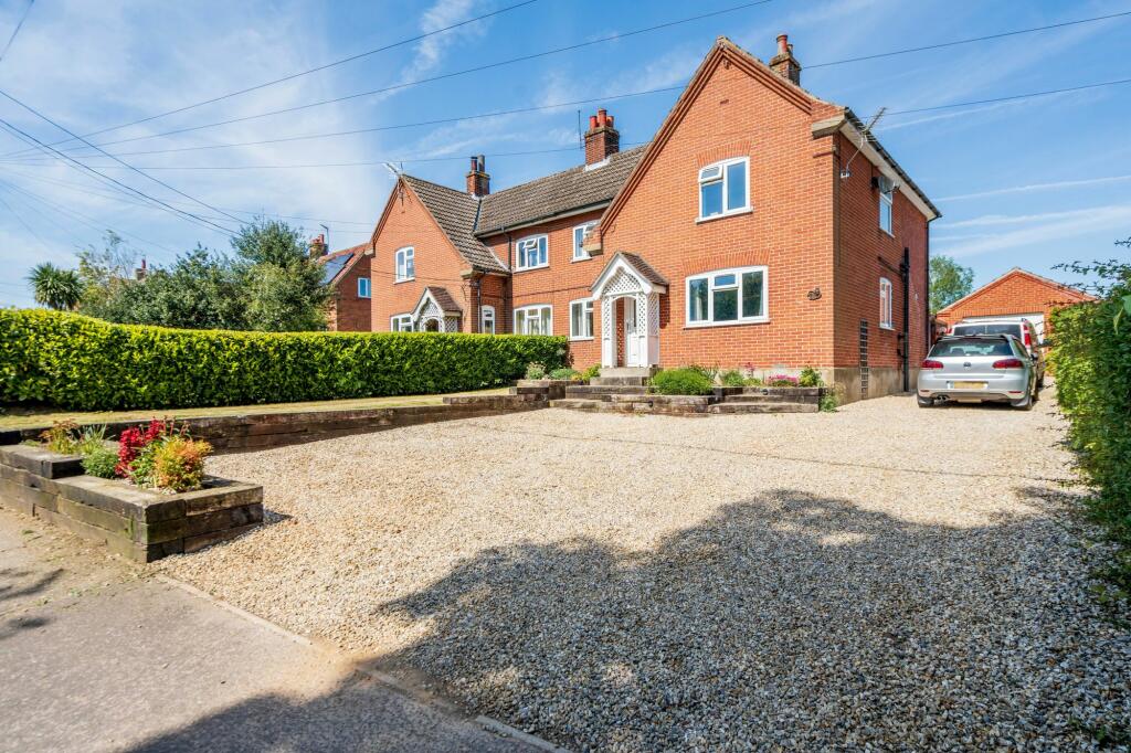 4 bedroom semidetached house for sale in New Road, Reepham, NR10