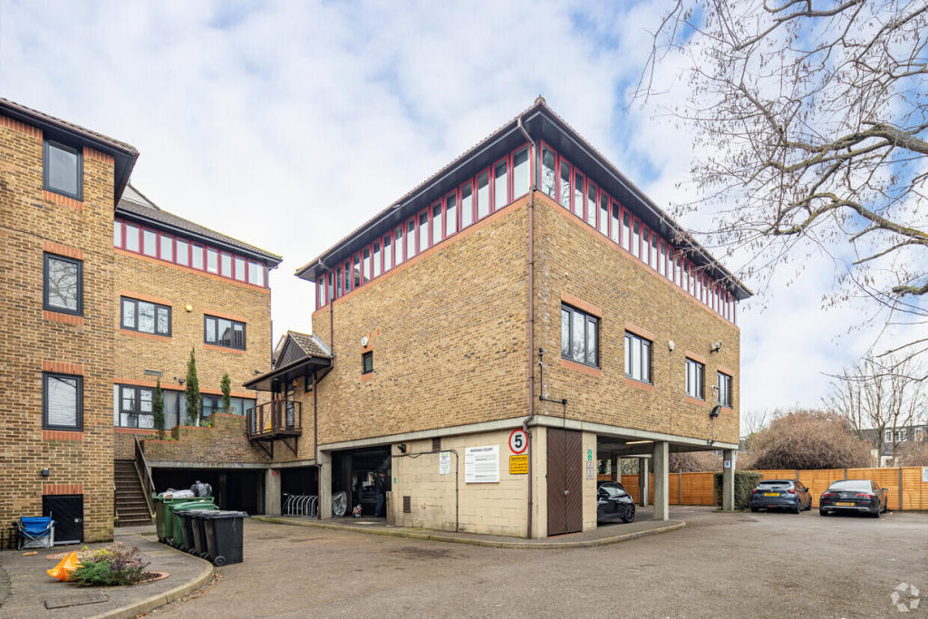 Office to lease in Teddington, TW11