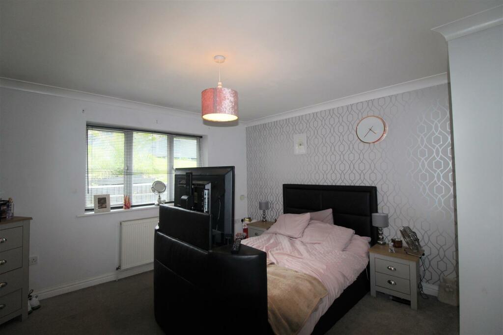 3 bedroom detached house for sale in Union Road, Minster On Sea