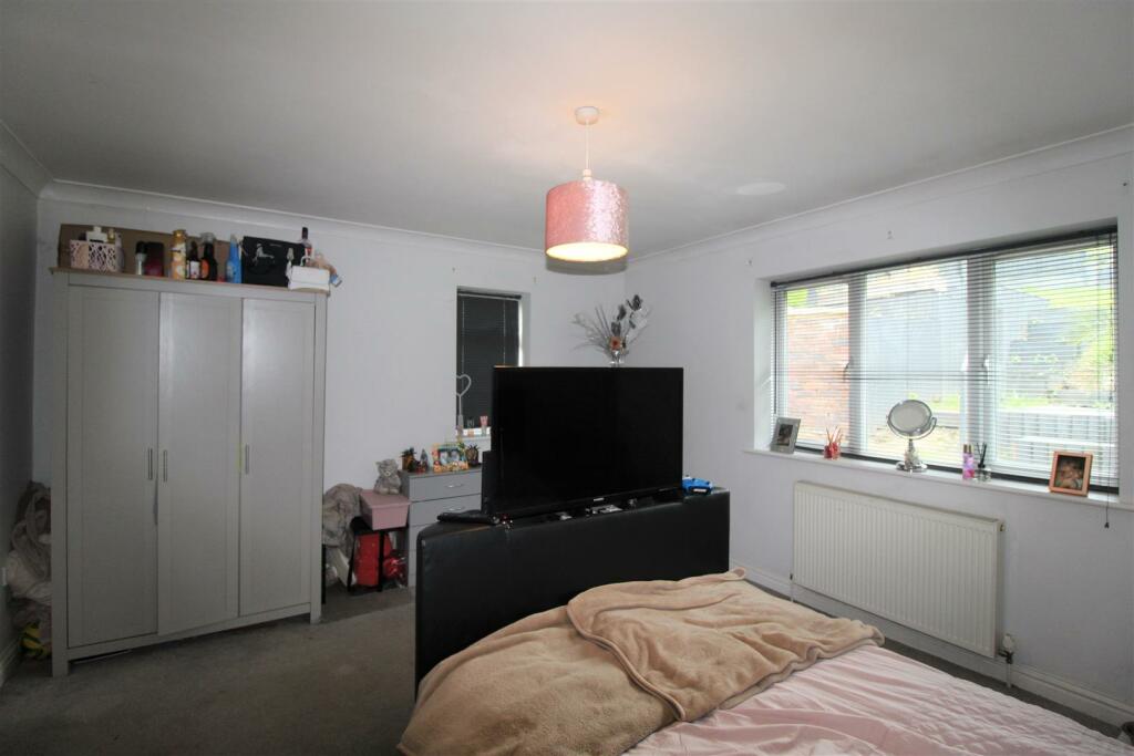 3 bedroom detached house for sale in Union Road, Minster On Sea