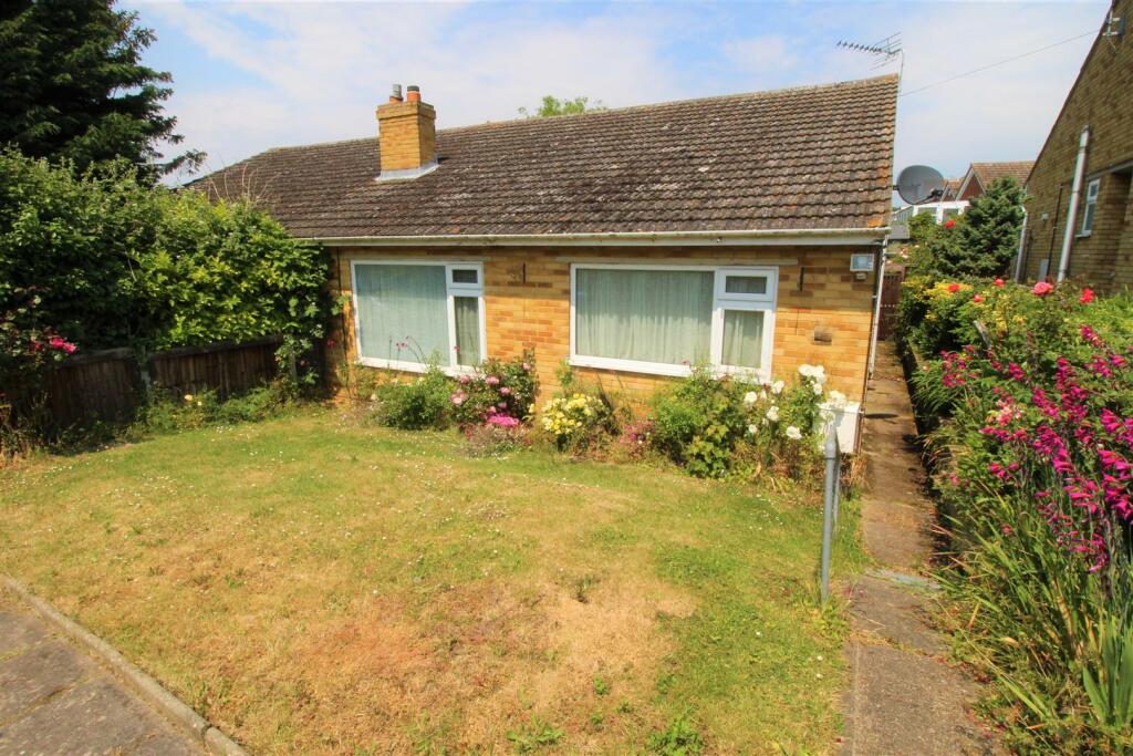 3 bedroom semidetached bungalow for sale in Church Road, Eastchurch