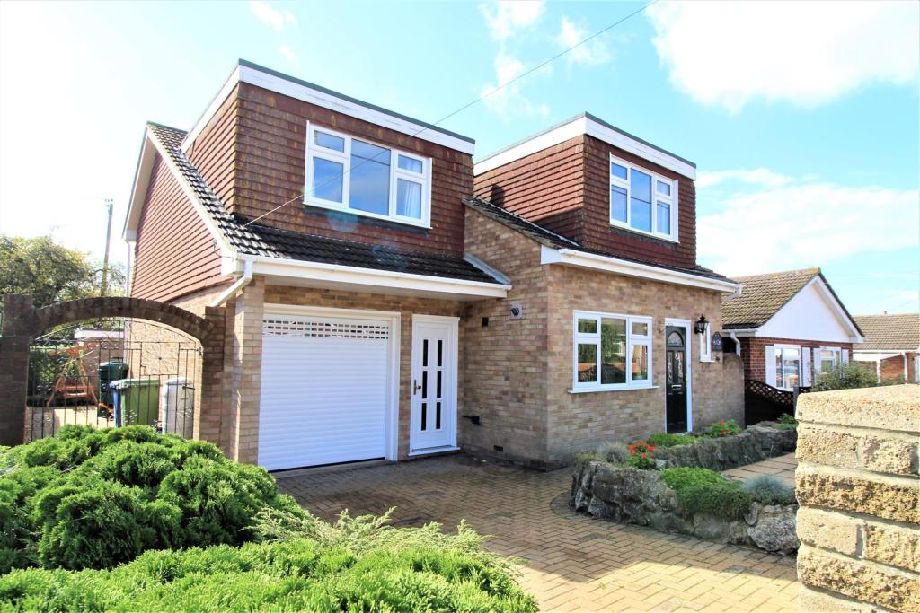 4 bedroom house for sale in Drake Avenue, Minster On Sea, Sheerness, ME12