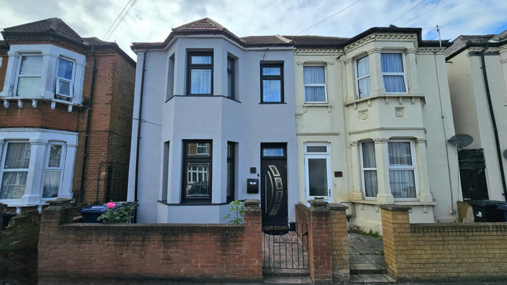 3 bedroom semidetached house for sale in Regina Road, Southall, UB2
